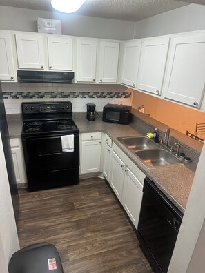 Mikrowelle, Ofen, Herdplatte, Geschirrspüler