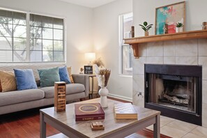 Smart TV, fireplace