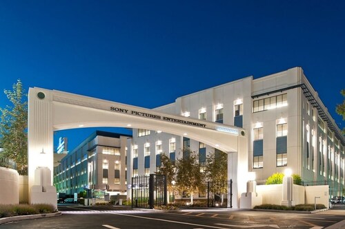 Stylish 4BR • Minutes to Venice Beach • Sleeps 16+