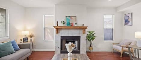 TV connectée, cheminée, livres