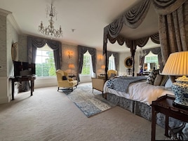 奢华套房, 独立浴室, 湖景 (Two Full Bath) | 客房内保险箱、熨斗/熨衣板、免费 WiFi