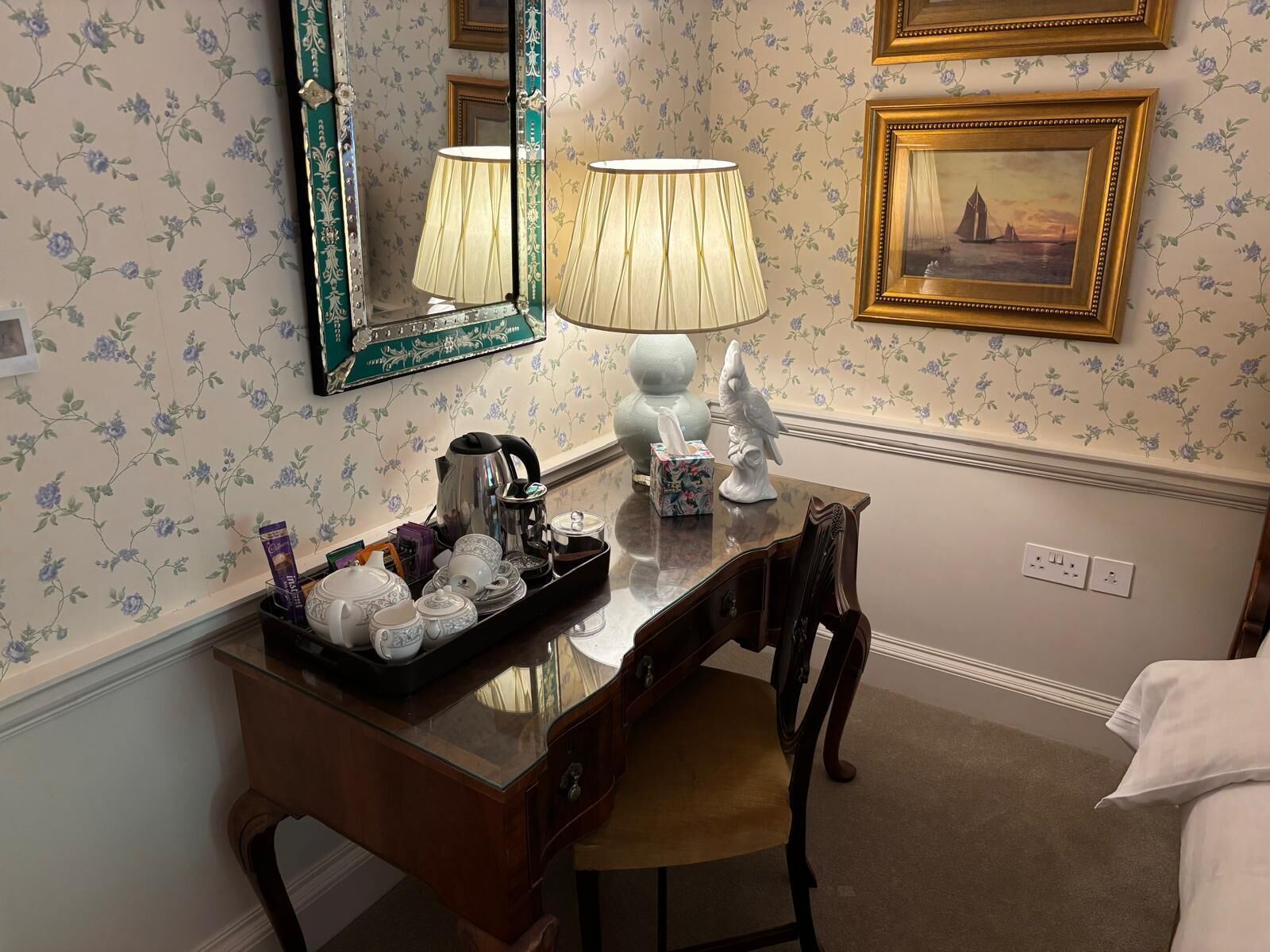 Caja de seguridad en la habitación y tabla de planchar con plancha 