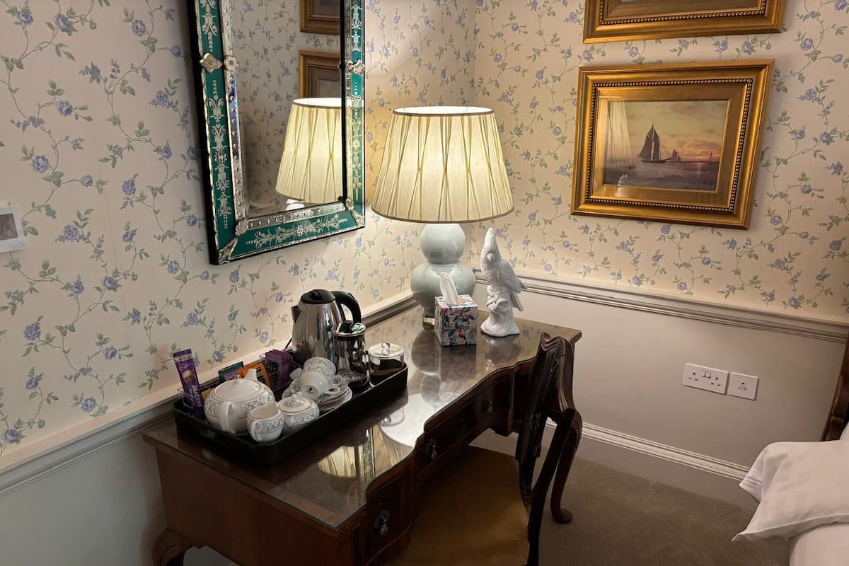 Kahden hengen executive-huone (yksi tai kaksi sänkyä), kylpyhuone makuuhuoneen yhteydessä | Tallelokero huoneessa, silitysrauta/-lauta, ilmainen Wi-Fi