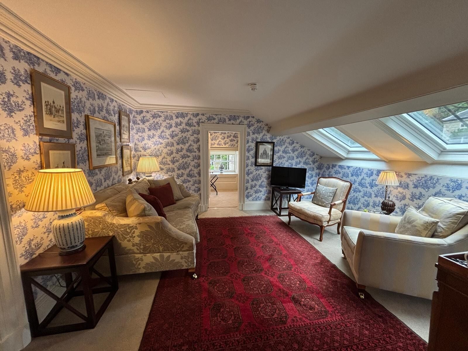 Caja de seguridad en la habitación y tabla de planchar con plancha 