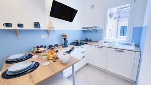 Réfrigérateur, plaque de cuisson, cafetière/bouilloire