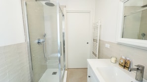Shower, bidet, towels