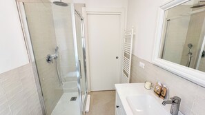 Shower, bidet, towels - Calle Piva, 788 - Verde salvia by Ca-Sa Check (Chioggia)