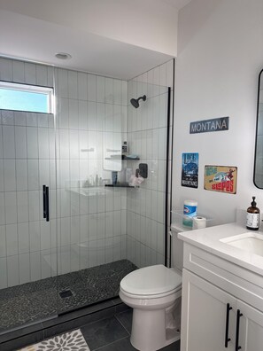 Dusche, Haartrockner, Handtücher, Seife