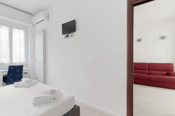 2 habitaciones, escritorio y tabla de planchar con plancha 