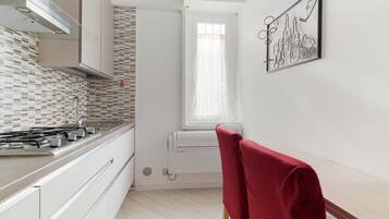 Kühlschrank, Mikrowelle, Geschirrspüler, Toaster