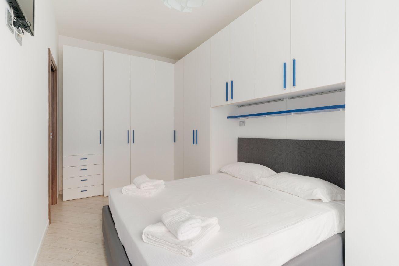 2 habitaciones, escritorio y tabla de planchar con plancha 