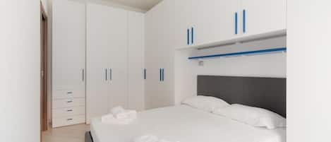 2 Schlafzimmer, Schreibtisch, Bügeleisen/Bügelbrett
