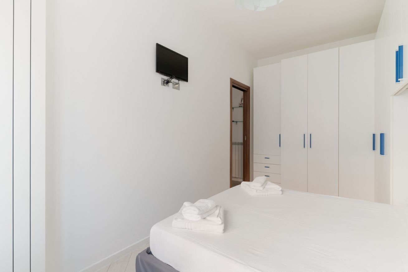 2 bedrooms, desk, iron/ironing board