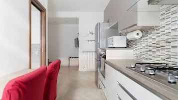 Kühlschrank, Mikrowelle, Geschirrspüler, Toaster