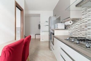 Kühlschrank, Mikrowelle, Geschirrspüler, Toaster