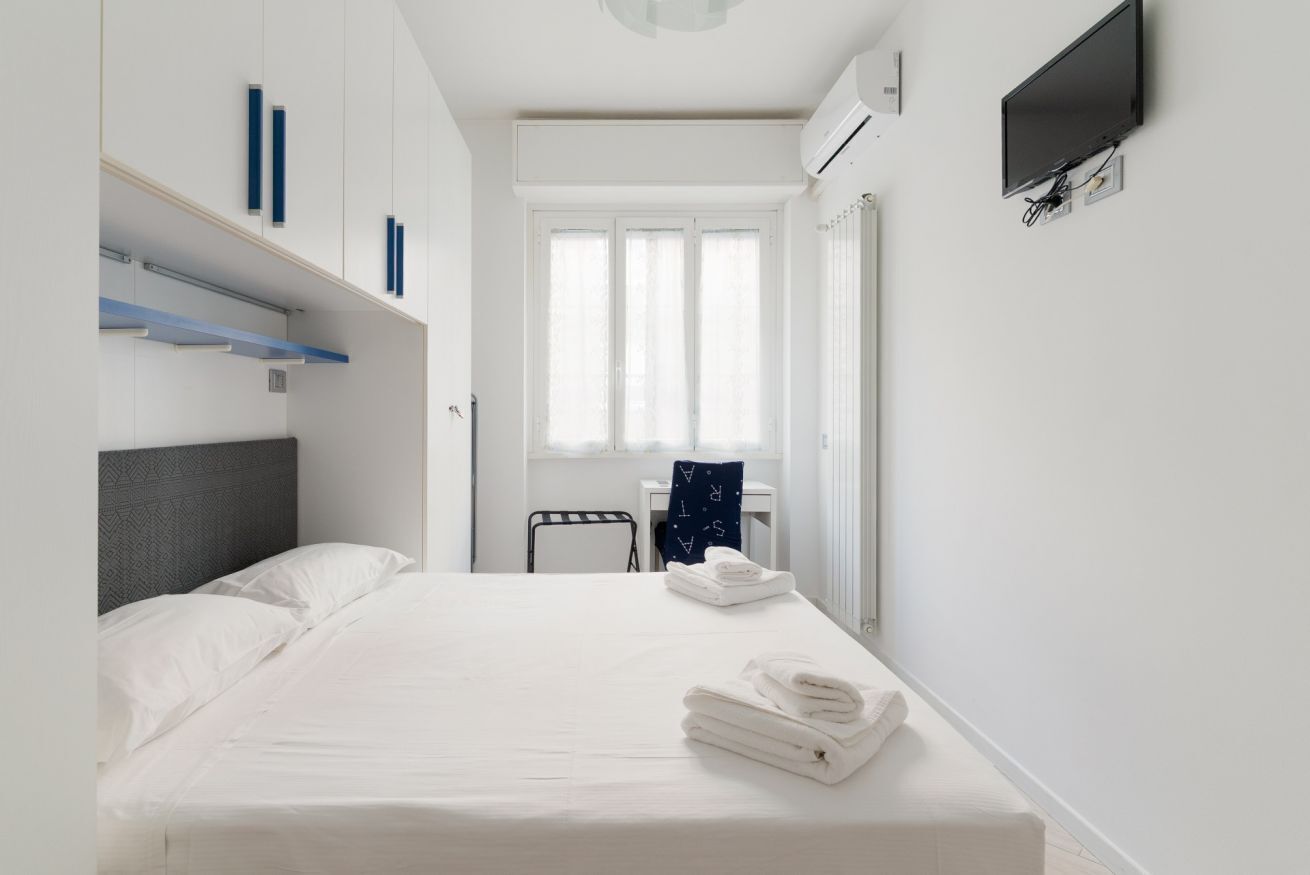 2 slaapkamers, een bureau, een strijkplank/strijkijzer