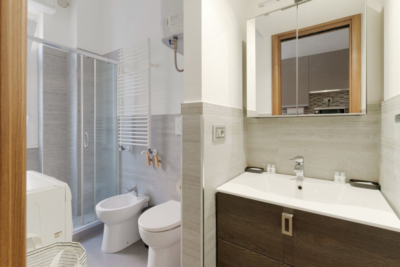 Een douche, een haardroger, een bidet, handdoeken