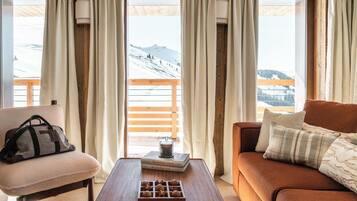 家庭套房, 陽台, 山景 | 起居區