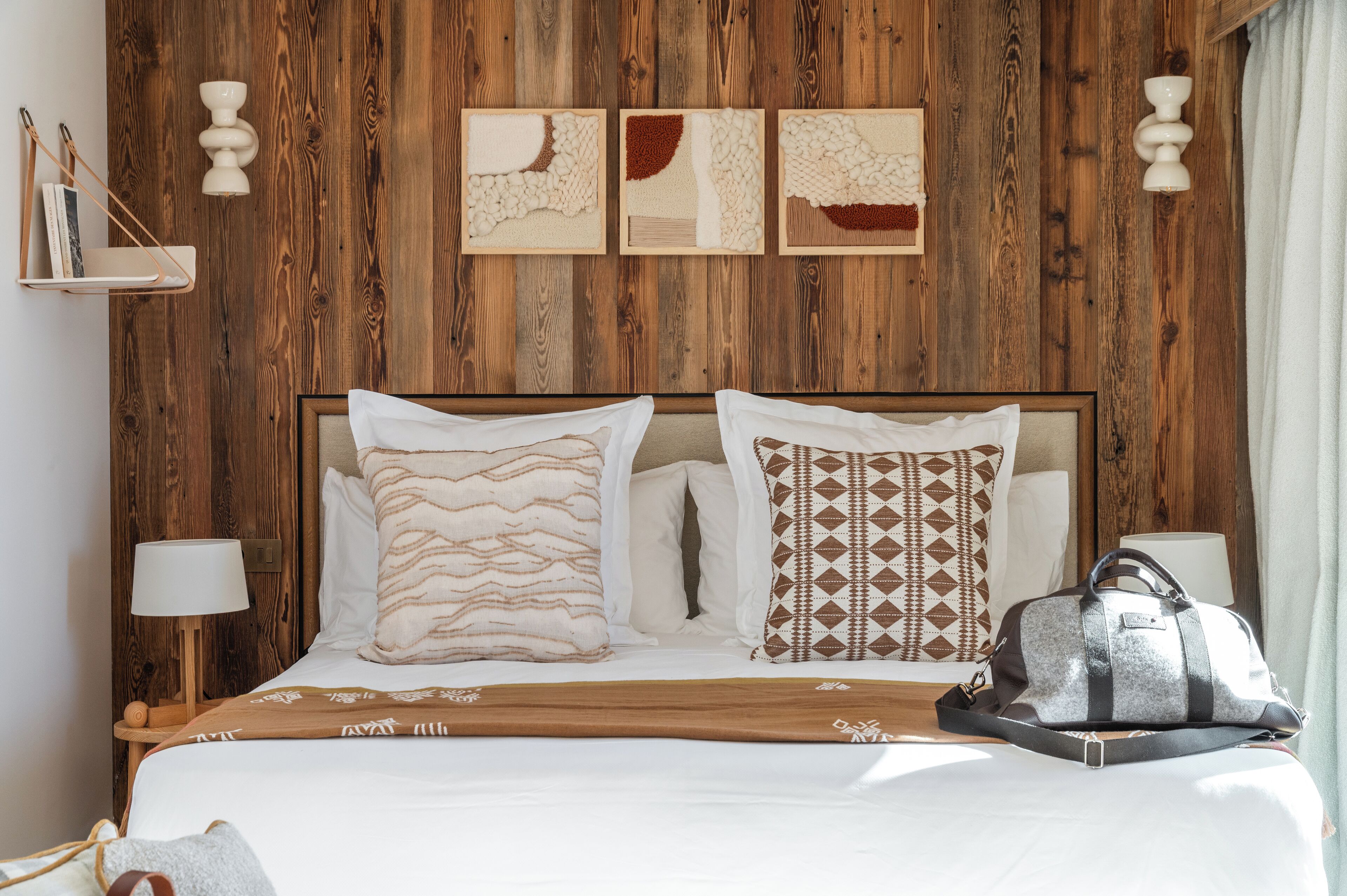 Een kluis op de kamer, een bureau, verduisterende gordijnen