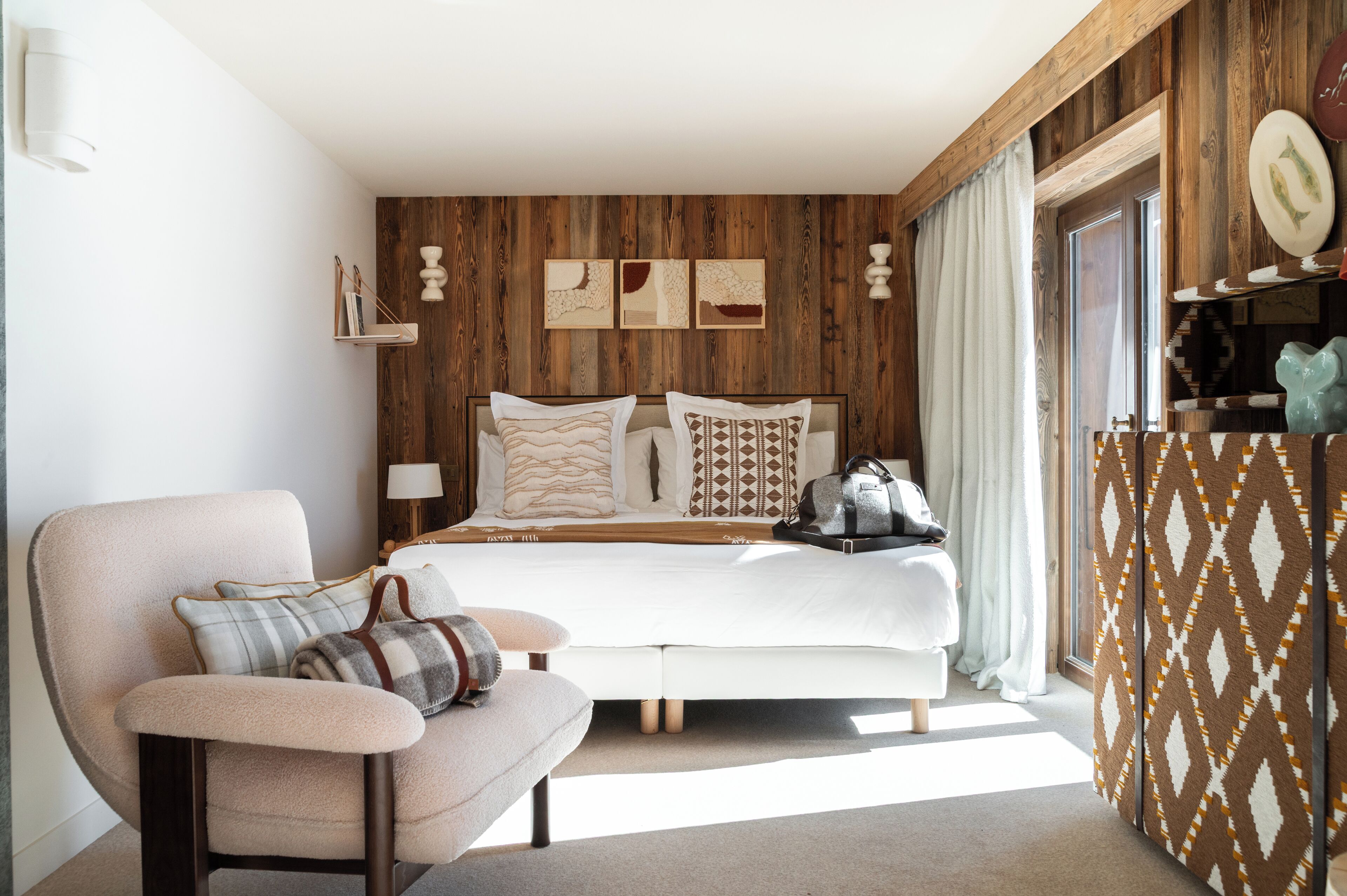 Deluxe tweepersoonskamer, balkon, uitzicht op bergen | Een kluis op de kamer, een bureau, verduisterende gordijnen