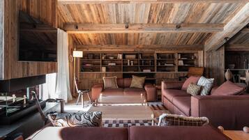 豪華套房, 陽台, 山景 | 起居區