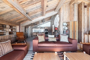 Deluxe-sviitti, parveke, vuoristonäköala | Oleskelualue