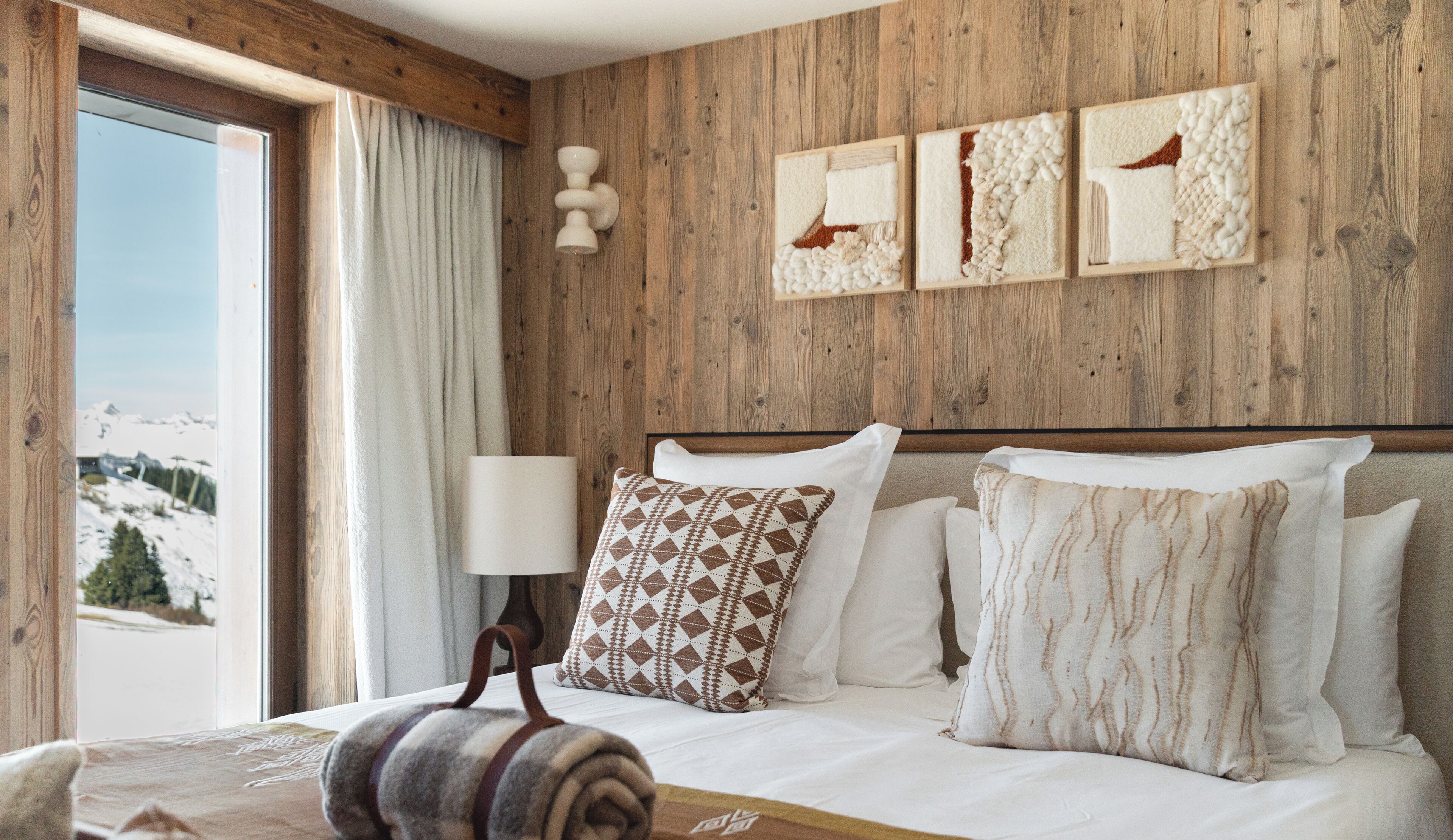 Een kluis op de kamer, een bureau, verduisterende gordijnen