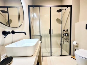 Deluxe Apartment | Bathroom | Shower, hair dryer, bathrobes, bidet - CARBONE XXI (Catania)