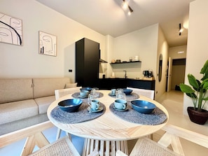 Appartement familial | Aire de séjour | Téléviseur à écran plat de 30 po avec télévision numérique