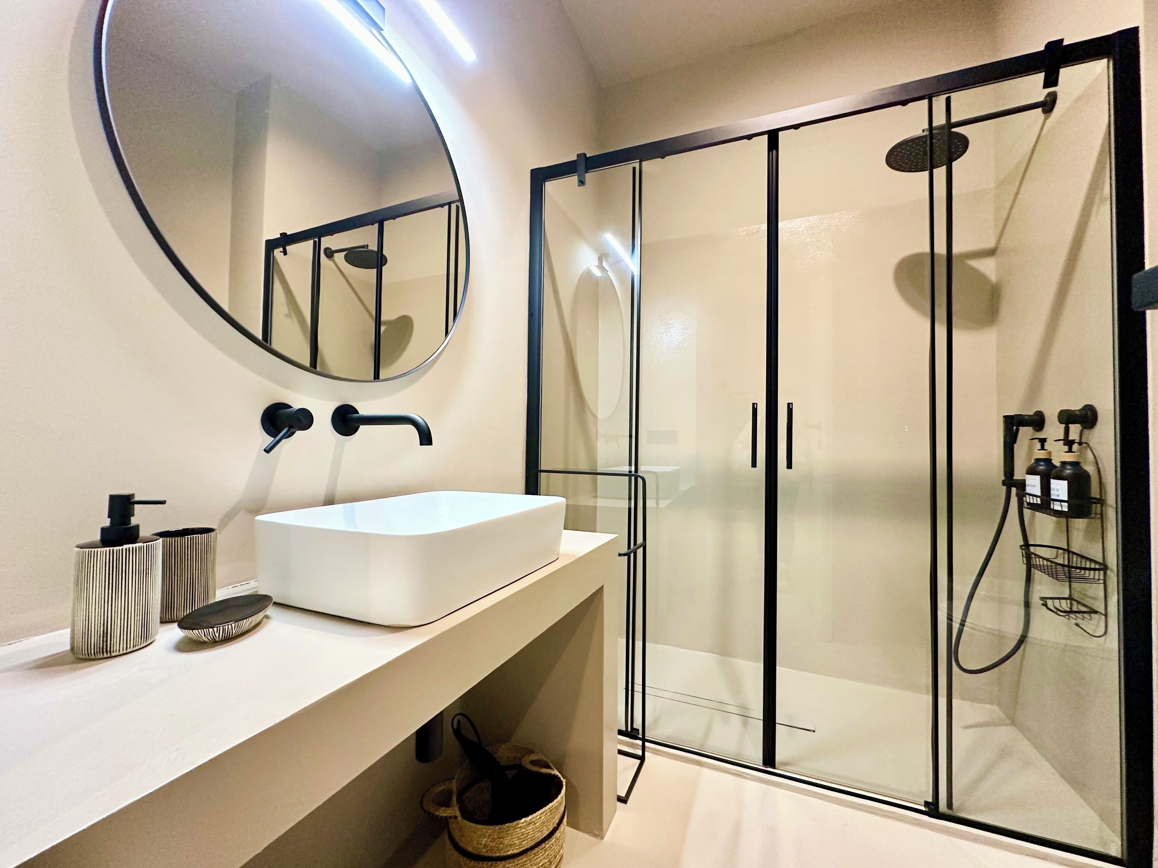Deluxe Apartment | Bathroom | Shower, hair dryer, bathrobes, towels
