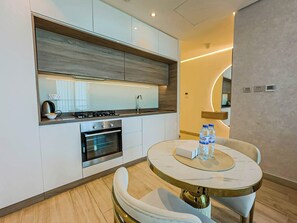 Een koelkast, een magnetron, een vaatwasser