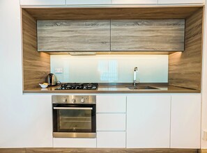 Een koelkast, een magnetron, een vaatwasser