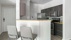 Een koelkast, een eettafel