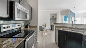 Réfrigérateur, tables à manger
