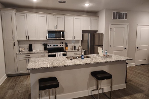 Een koelkast, een eettafel