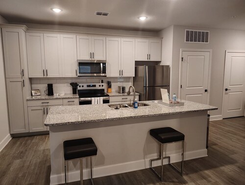 Landing | Spectacular 2BD, Gym, Pool