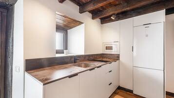 Refrigerador, microondas, parrilla de estufa y cafetera y tetera