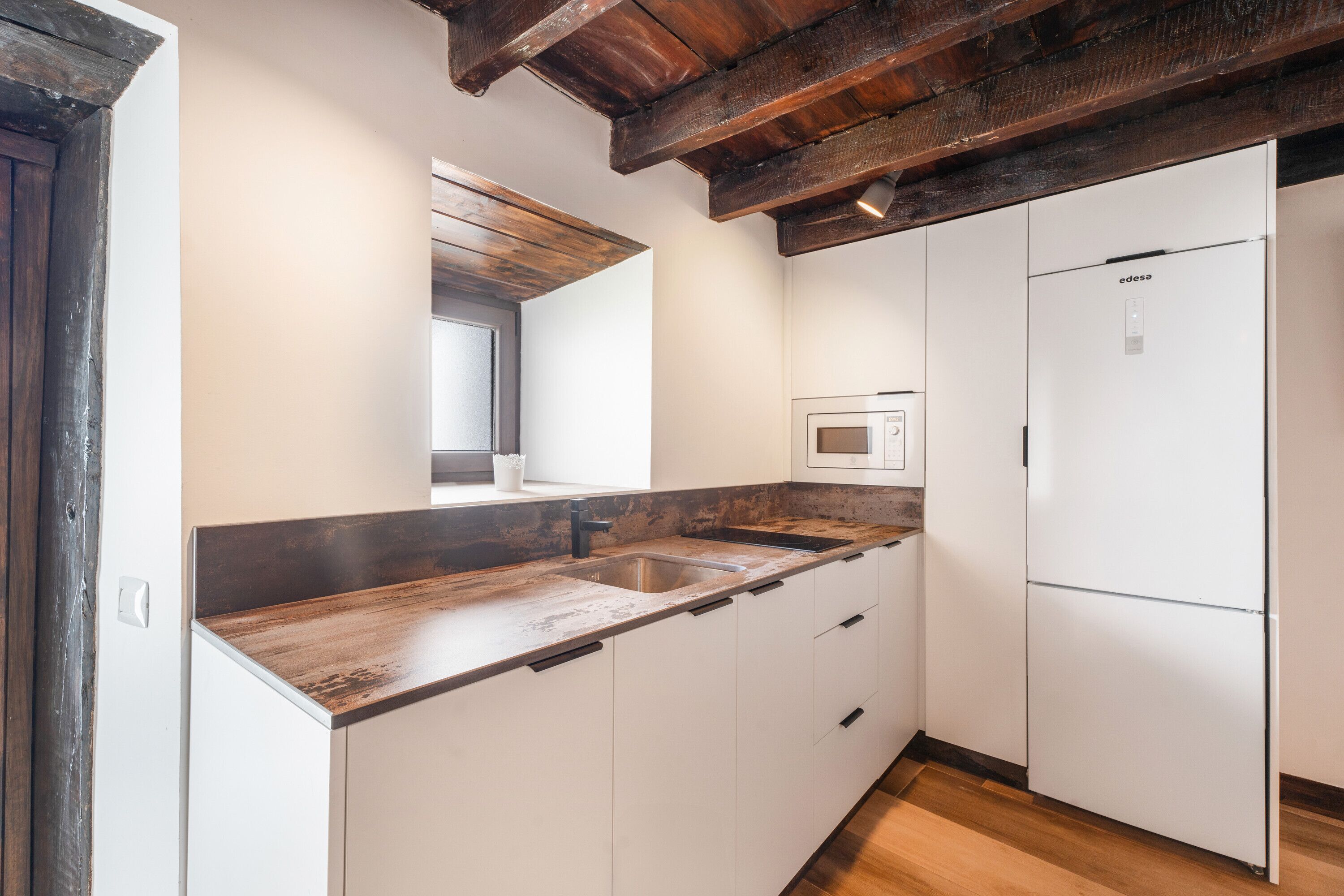 Frigorífico, microondas, placa de cocina y cafetera o tetera