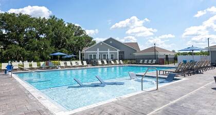 Landing | Stylish 1BD, Pool, Gym