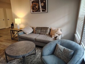 Smart TV - Landing | Stunning 1BD, Gym, Pool (Newberry)