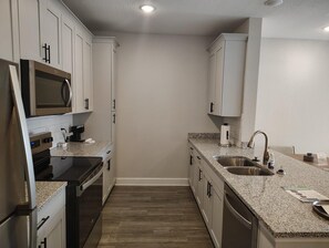 Réfrigérateur, tables à manger