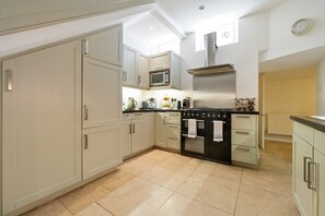 Fridge, microwave, oven, dishwasher - Elegant Two-Bedroom in the Heart of Belgravia (London)