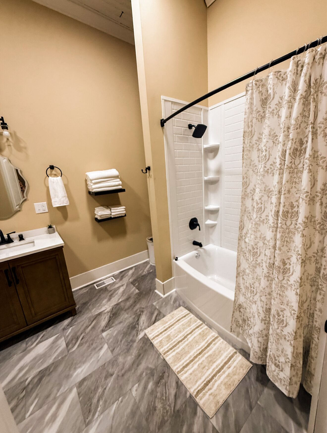 Haartrockner, Handtücher, Seife, Toilettenpapier