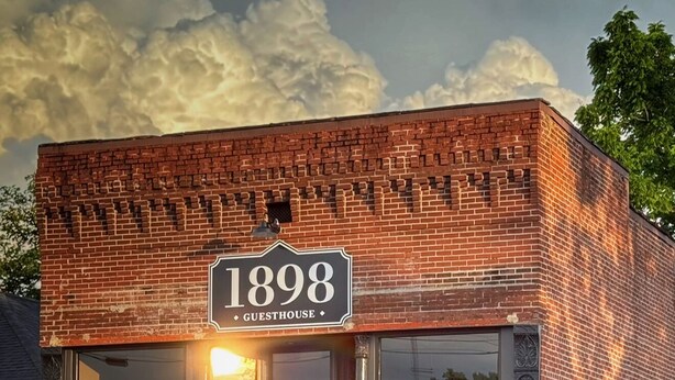 A brick building with a sign reading "1898 Guesthouse". - Stunning 2 bedroom in town, close to Shawnee National Forest (Jonesboro)