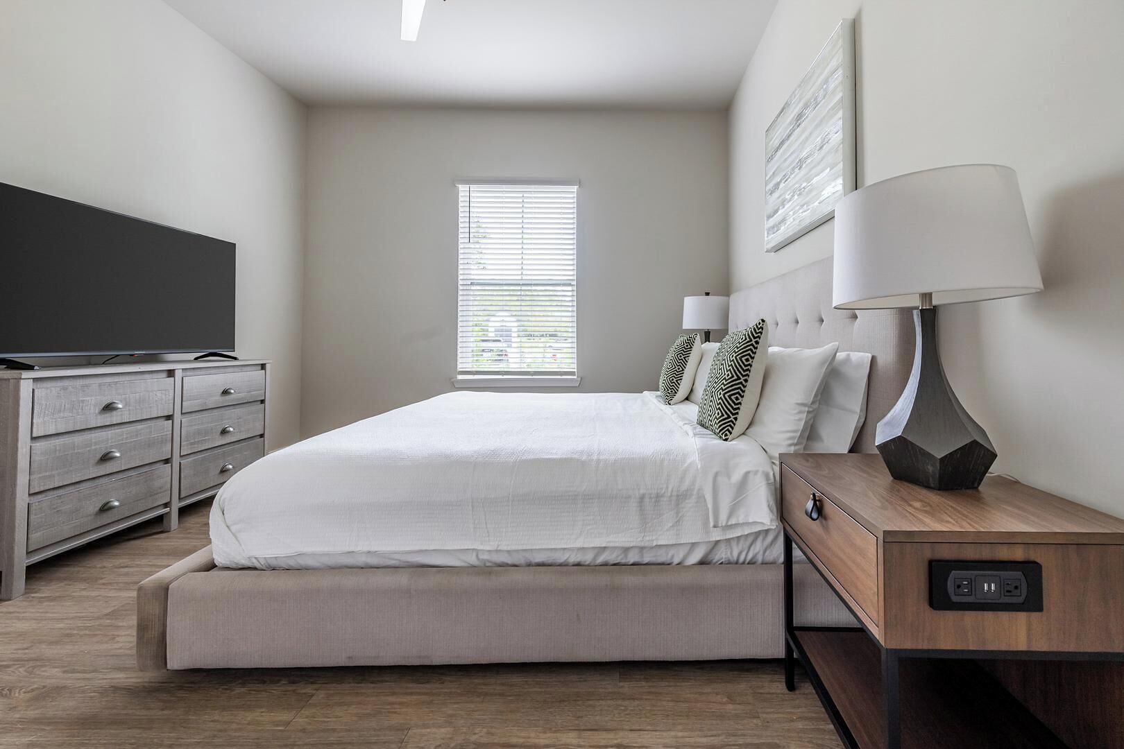 Bureau, fer et planche à repasser, accès Internet, draps fournis