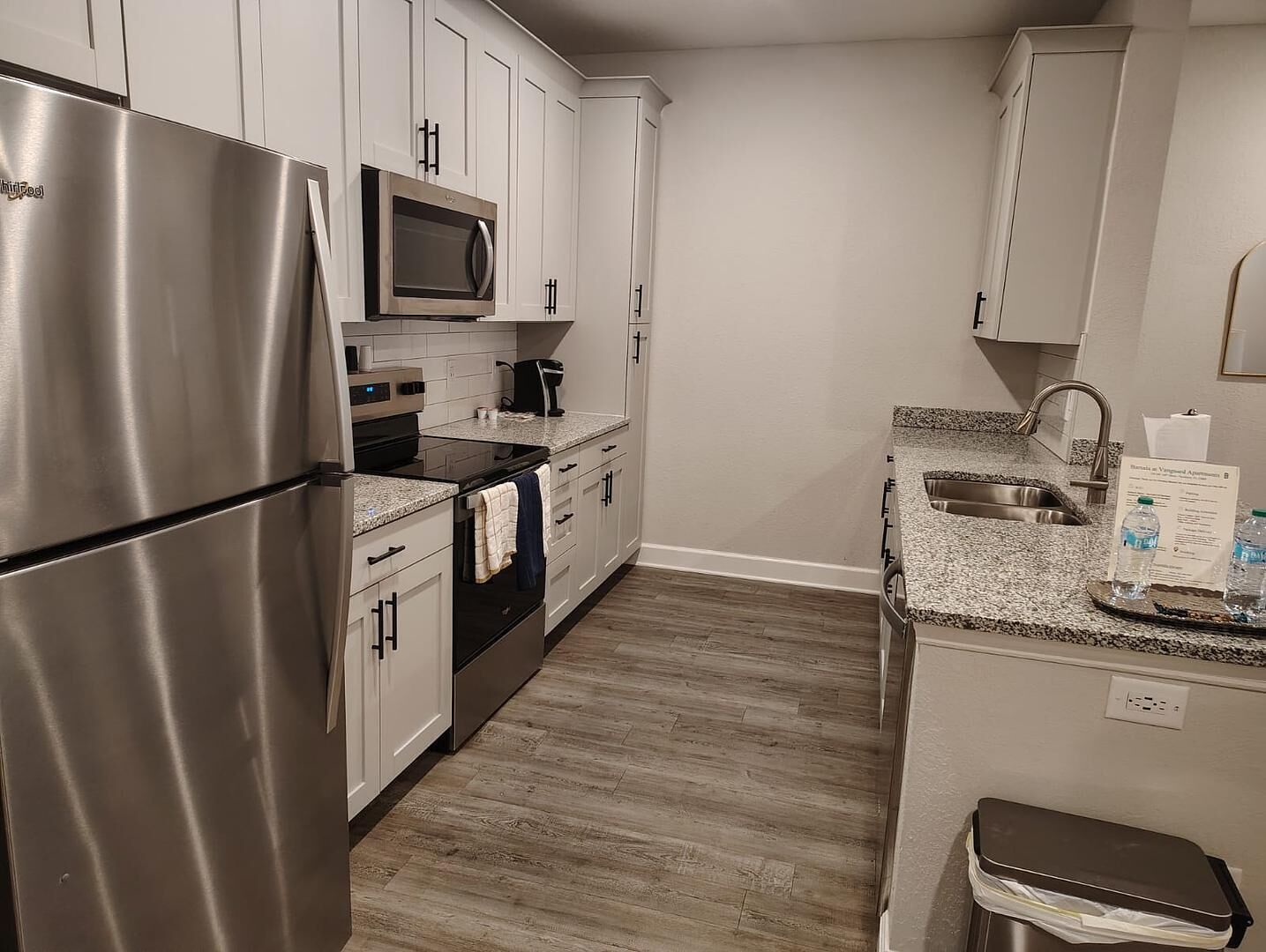 冷蔵庫、ダイニングテーブル