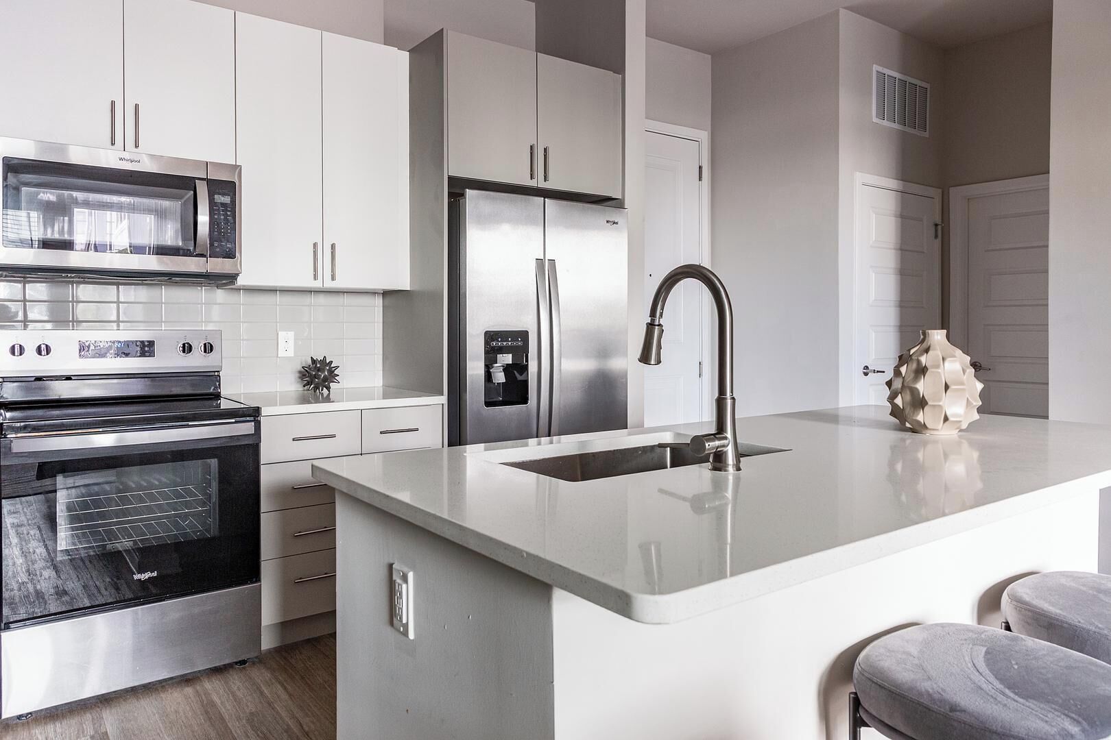 Réfrigérateur, micro-ondes, four, plaque de cuisson