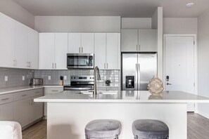 Fridge, microwave, oven, stovetop - Landing | Stunning 1BD, Clubhouse, Gym (Wimauma)