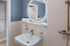 Haartrockner, Handtücher, Seife, Toilettenpapier