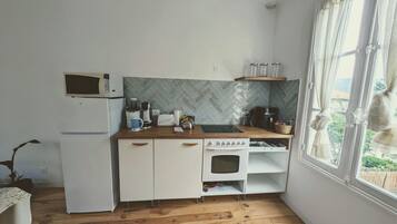 Een microgolfoven, een oven, een kookplaat